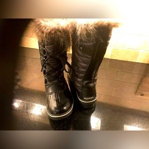 Sorel fur lined winter snow boot, black, practically brand new. Size 8 1/2